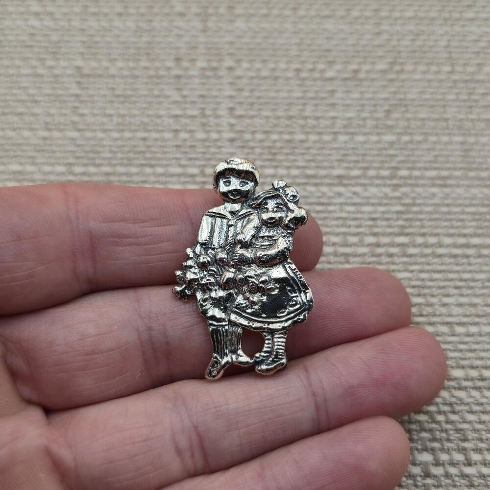 Sterling Silver Girl And Boy Holding Flower Pin Brooch A5525